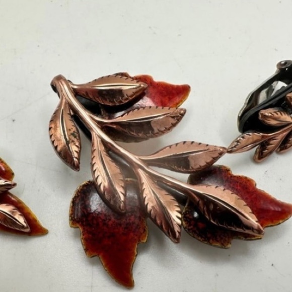 MATTISSE RENOIR VINTAGE COPPER ENAMEL BROOCH & CLIP EARRINGS SET - Picture 2 of 3